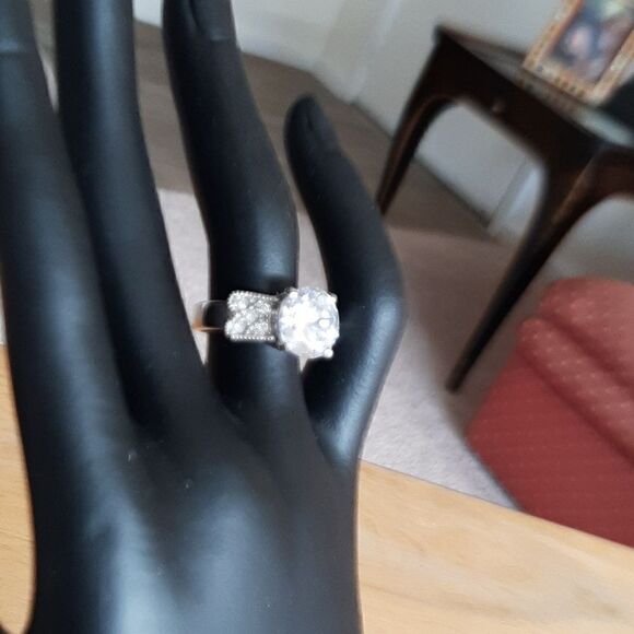 Cubic zeconia ring with large center stone and 5 smaller stones on either side - Picture 2 of 4